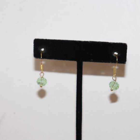 NWOT Gold and green Crystal dangle earrings 1" - Picture 4 of 5